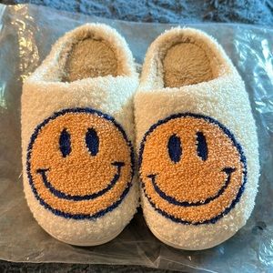 Smiley Face Slippers ~ Brand New NWT Never worn kids size 32-33